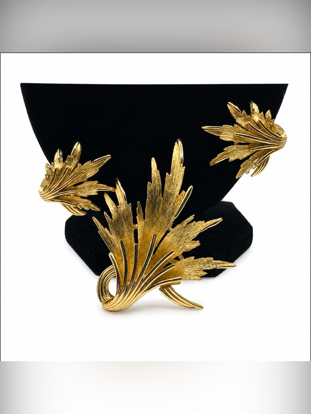 Crown Trifari Signed Leaf Pendant/Brooch & Clip On Earrings SET 50’s Vintage